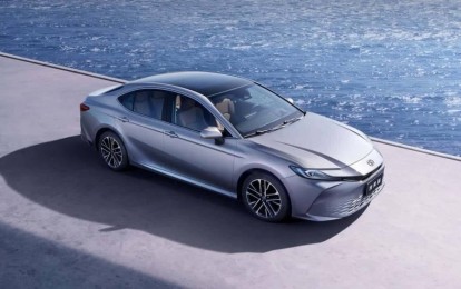 Toyota Camry mới nâng cấp màn hình lên 15,6 inch, bổ sung nhiều tiện nghi cao cấp