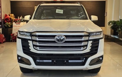 Cận cảnh Toyota Land Cruiser 300 HEV tại đại lý: 'Ăn xăng' 10 lít/100 km, giá từ 4,71 tỷ đồng