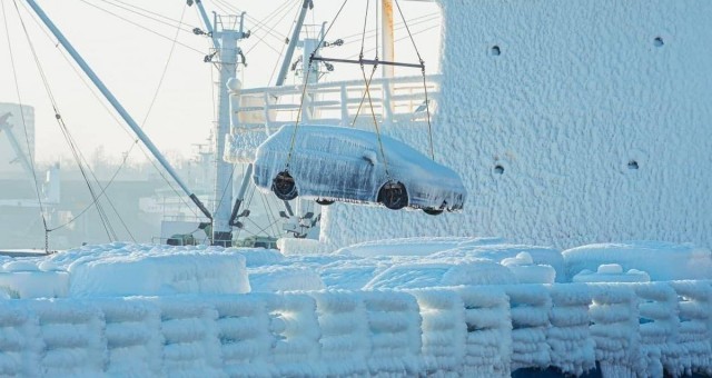 Loạt xe Toyota và Honda bị đóng băng khi trên đường cập cảng