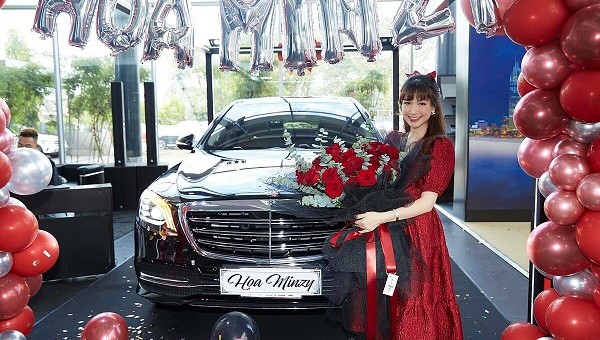 Hòa Minzy vừa 'tậu' xế sang Mercedes giá 5 tỷ đầu tiên
