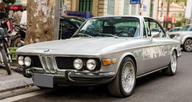 Chiêm ngưỡng xế cổ BMW 3.0 CS E9 trên phố - 50 tuổi đời vẫn được khen 'đẹp mã'
