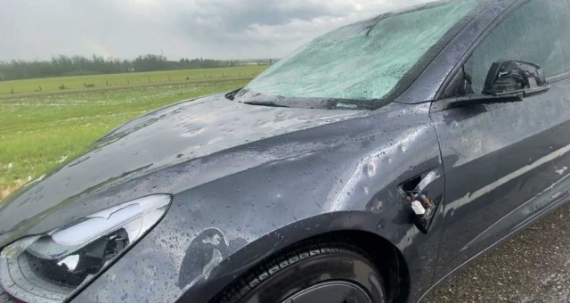 [Video] Tesla Model 3 thiệt hại nặng nề sau trận mưa đá lớn