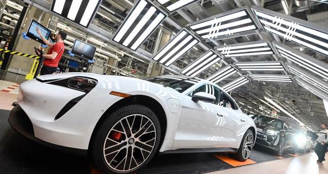 Vì sao doanh thu các hãng ô tô tăng mạnh trong khi sản lượng sản xuất ít đi?