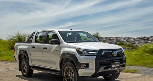 Toyota Hilux 2023 chính thức mở bán, giá bán tăng gần 200 triệu đồng