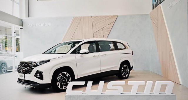 Cận cảnh Hyundai Custin - mẫu MPV 7 chỗ mang gốc gác 'Trung Quốc' tại đại lý Việt