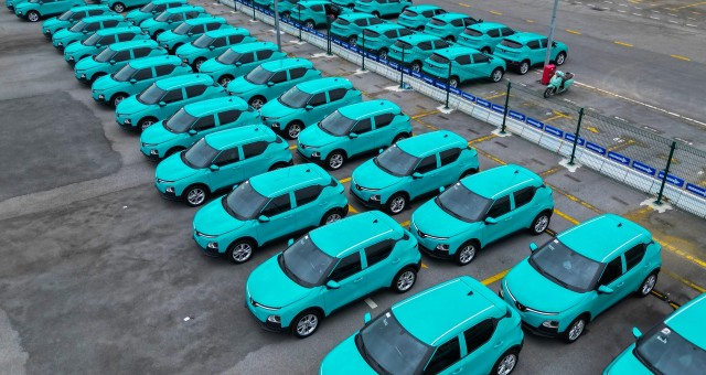Xanh SM lên kế hoạch mang ô tô điện VinFast để triển khai dịch vụ chạy taxi tại Lào