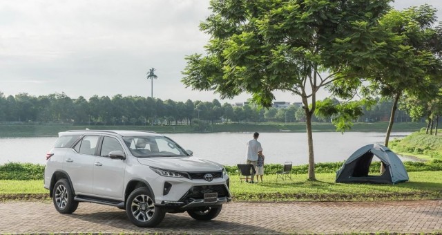 Toyota Fortuner 2024 vừa bổ sung thêm tiện ích lại còn giảm giá bán lẻ tới 120 triệu đồng