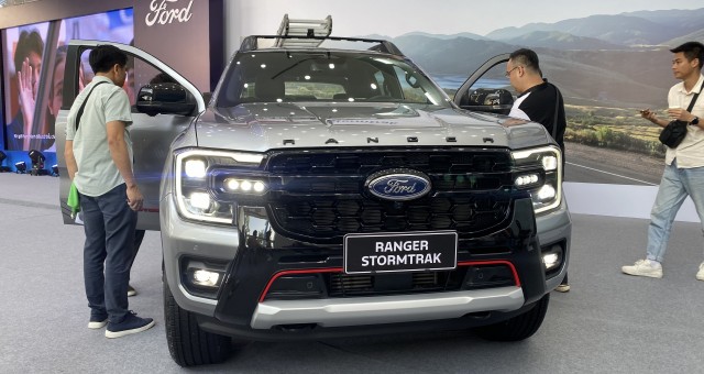 Săm soi 'ông vua địa hình' Ford Ranger Stormtrak vừa xuất hiện tại đại lý Việt