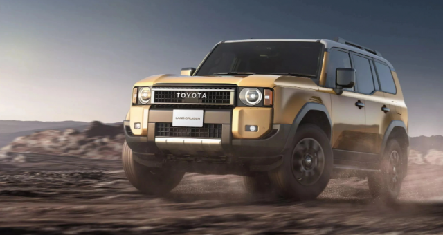 Tài xế taxi thoát nạn trước khi container chở lô Land Cruiser Prado lật nhào