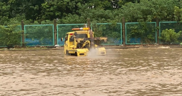 Hà Nội: Người dân chật vật 'lội nước' đi làm, ngập và tắc nhiều tuyến đường chỉ sau một đêm mưa to