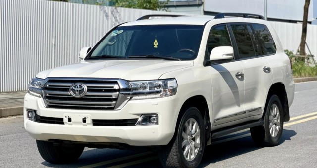 Bất ngờ với mức Toyota Land Cruiser LC200 2017 sau 7 năm lăn bánh