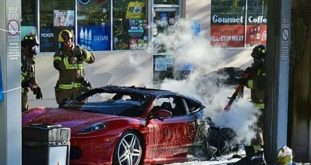Ferrari F430 trị giá hơn 200.000 USD bất ngờ bốc cháy khi đang 'đổ xăng'