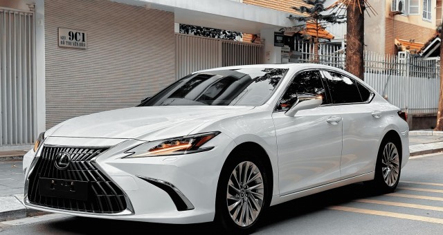 Sedan 7 chỗ hạng sang Lexus ES 250 2022 giữ giá khó tin sau 2 năm lăn bánh
