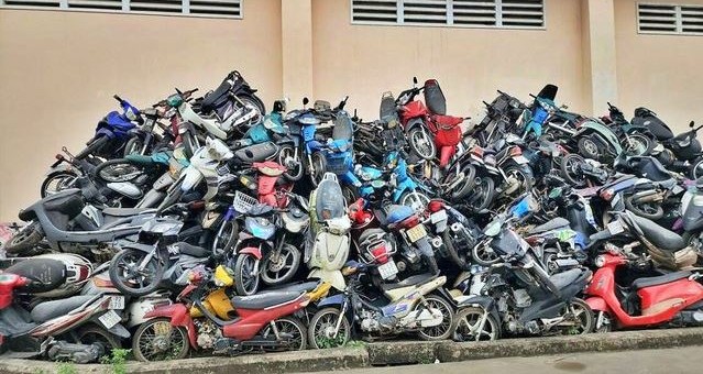 Hơn 100 chiếc xe máy được đưa ra đấu giá với mức giá khởi điểm chỉ từ 300.000 đồng