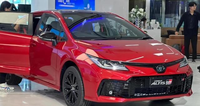 Mục sở thị Toyota Corolla Altis bản thể thao GR Sport vừa chào sân Đông Nam Á