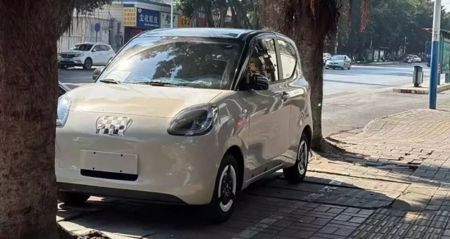 Xe điện mini Wuling Hongguang Mini EV thế hệ mới xuất hiện trên phố, bổ sung thêm phiên bản 5 cửa