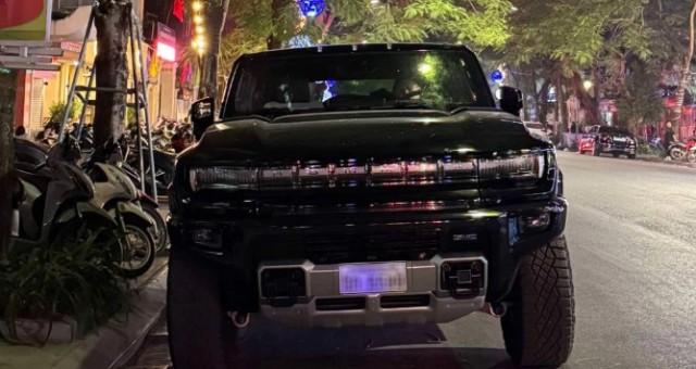 Siêu SUV chạy điện Hummer EV bất ngờ xuất hiện tại Hà Nội với biển số đặc biệt