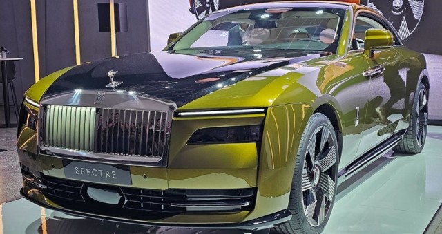 Siêu phẩm Rolls-Royce Spectre lần đầu lộ diện trên phố Việt với màu sơn độc đáo