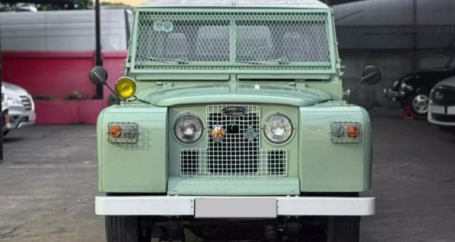 Mục sở thị Land Rover Defender Series II đời 1975 có giá ngang ngửa một chiếc Mercedes-Benz GLC đập hộp