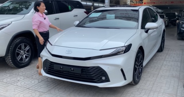 Vừa lăn bánh 14km, chiếc Toyota Camry đời 2025 đã vội vàng lên sàn xe cũ