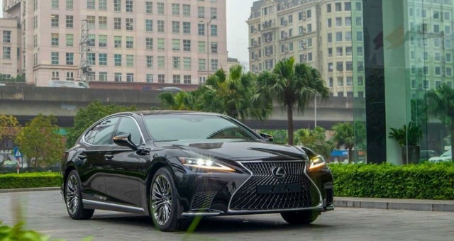 Bất ngờ với mức giá rao bán của Lexus LS 500 2022 chưa qua sử dụng