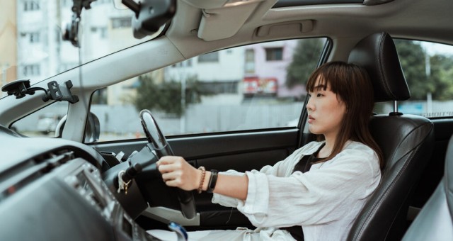 Loạt thói quen của phụ nữ khi cầm lái tiềm ẩn nguy cơ tai nạn