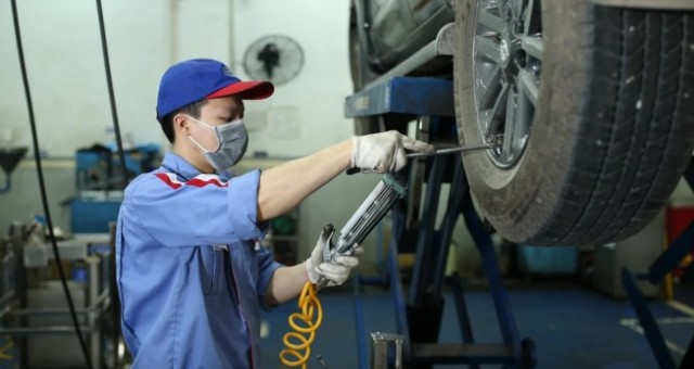 Nên lựa chọn bảo dưỡng ở đại lý chính hãng hay garage ngoài khi ô tô hết hạn bảo hành?