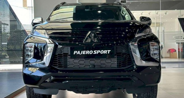 Mitsubishi Pajero Sport phiên bản chạy xăng bất ngờ được chào bán tại đại lý với số lượng hiếm hoi