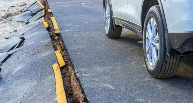 Cách xử lý khi đang lái xe gặp động đất