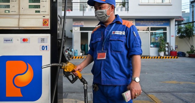 Xăng RON 95 về dưới 19.000 đồng/lít sau 4 năm chờ đợi!