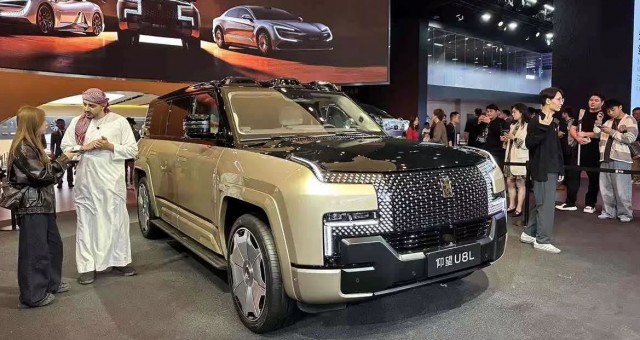 BYD ra mắt SUV hạng sang Yangwang U8L: Logo mạ vàng 24K, công suất khủng 1.180 mã lực