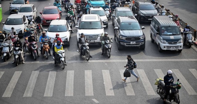 Dừng xe sai vị trí trước đèn đỏ, coi chừng mất 20 triệu đồng