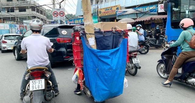 Chở hàng cồng kềnh che kín biển số, shipper 'khóc ròng' vì bị phạt tiền triệu