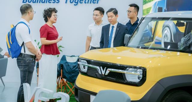 VinFast mở rộng thị trường Lào với bộ đôi xe điện VF3, VF5