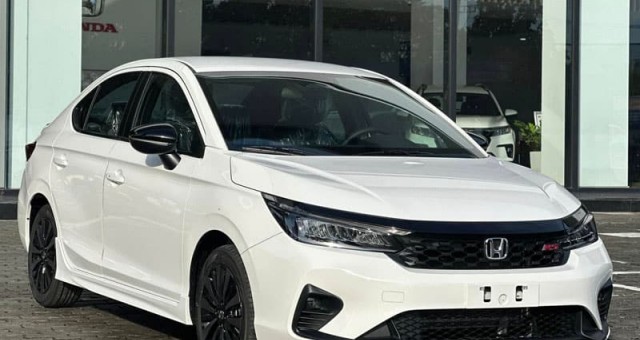 Xe gầm thấp nhạt nhòa trong cuộc đua doanh số tháng 4/2025
