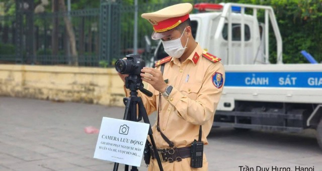 CSGT Hà Nội dùng máy ảnh 'bắt tại trận' xe máy vượt đèn đỏ ở ngã tư