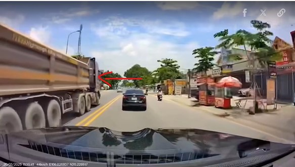 Nguy hiểm rình rập khi xe ben cướp làn ngược chiều trong khu dân cư