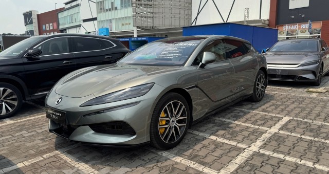 Bộ đôi xe sang BYD Yangwang U8 và Denza Z9 GT gây chú ý khi lần đầu xuất hiện tại Bình Dương