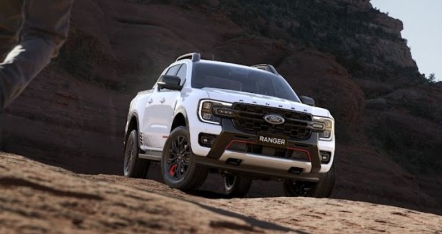 Lý do giúp Mazda CX-5, Ford Ranger 'sống khỏe' tại Việt Nam trong kỷ nguyên xe điện