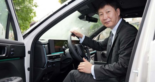 HLV Kim Sang-sik bất ngờ được tặng Hyundai Santa Fe bản cao cấp sau chiến thắng ấn tượng