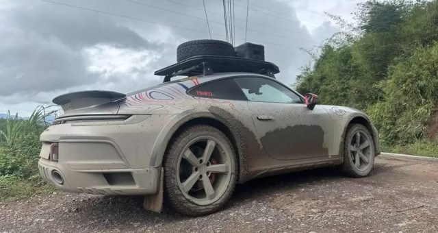 Hành trình vượt khổ của Porsche 911 Dakar đến từ Hải Phòng vượt địa hình 'lội bùn' 96km tại Lào