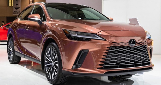 Lexus RX 350h cập bến đại lý: Động cơ hybrid mạnh mẽ, trang bị camera 360, giá từ 3,5 tỷ đồng