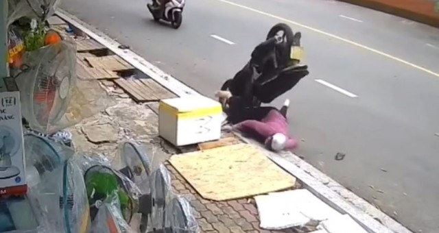 Bình Dương: Người phụ nữ lộn nhào vì miệng cống khiến dân mạng tranh cãi dữ dội