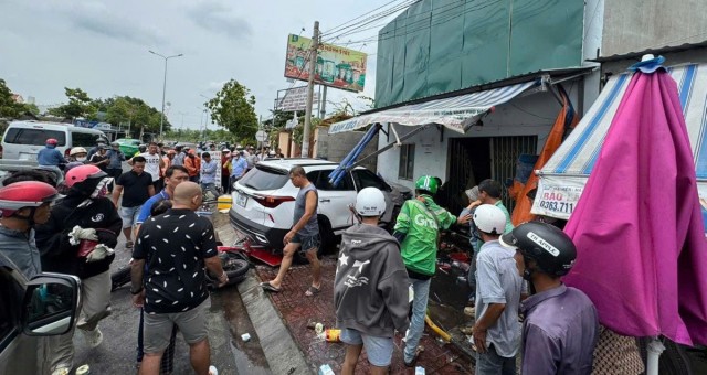 Kinh hoàng ở Phan Thiết: Ô tô mất lái hất văng xe máy, lao thẳng vào nhà dân khiến cụ bà tử vong