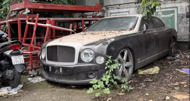Góc khuất xe sang tại Việt Nam: Nhiều chiếc Bentley bạc tỷ hóa “phế tích” bên đường