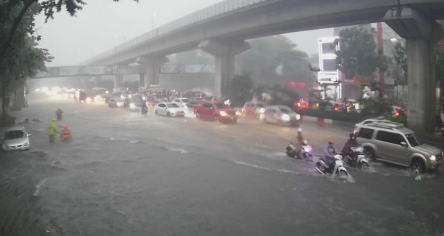 Hà Nội mưa lớn đúng giờ cao điểm, đường phố thành sông, xe cộ kẹt cứng