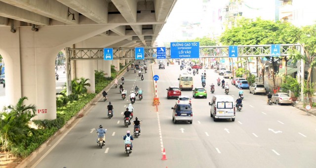 Hỗn loạn ngày đầu phân làn: Xe máy ùn ùn tràn vào làn ôtô trên đường Phạm Văn Đồng
