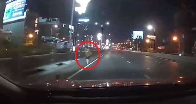 Thót tim cảnh người đi bộ vượt dải phân cách trên cầu Vĩnh Tuy giữa dòng xe cộ