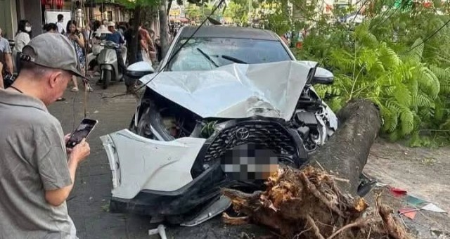 Hiện trường hỗn loạn: Nữ tài xế gây tai nạn liên hoàn trên phố Hà Nội, hàng chục người bị thương