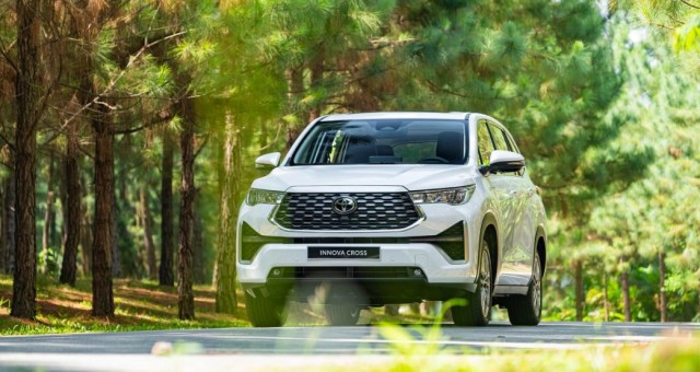 Top 5 ô tô hybrid bán chạy nhất tháng 6: XL7 vượt mặt Camry và CR-V